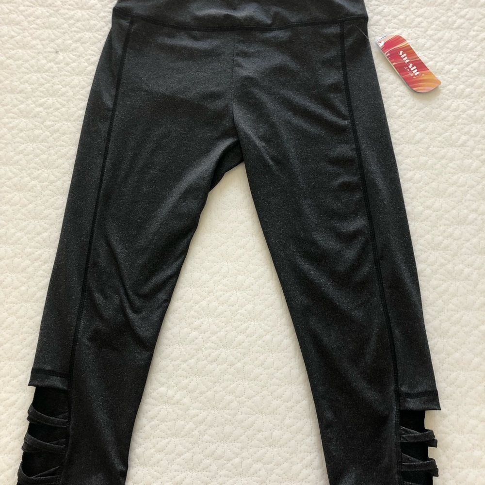 Sculpting strappy Capri leggings